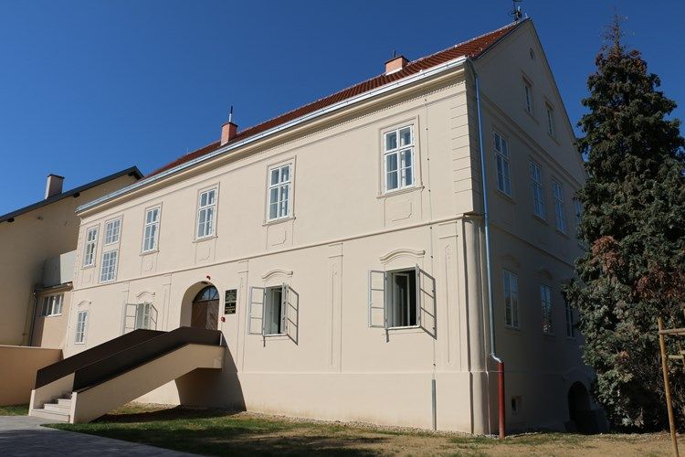 Energetski obnovljena kasnobarokna zgrada Pučkog otvorenog učilišta Kutina