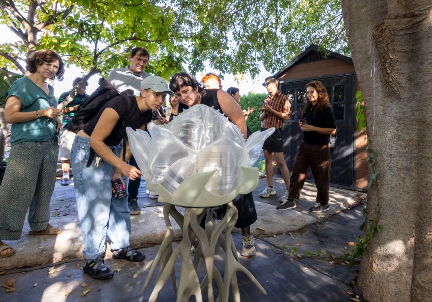 Ficciones vegetales, memorias disidentes y una luz solar convertida en escultura en la XXIX Mostra art públic de la Universitat de València