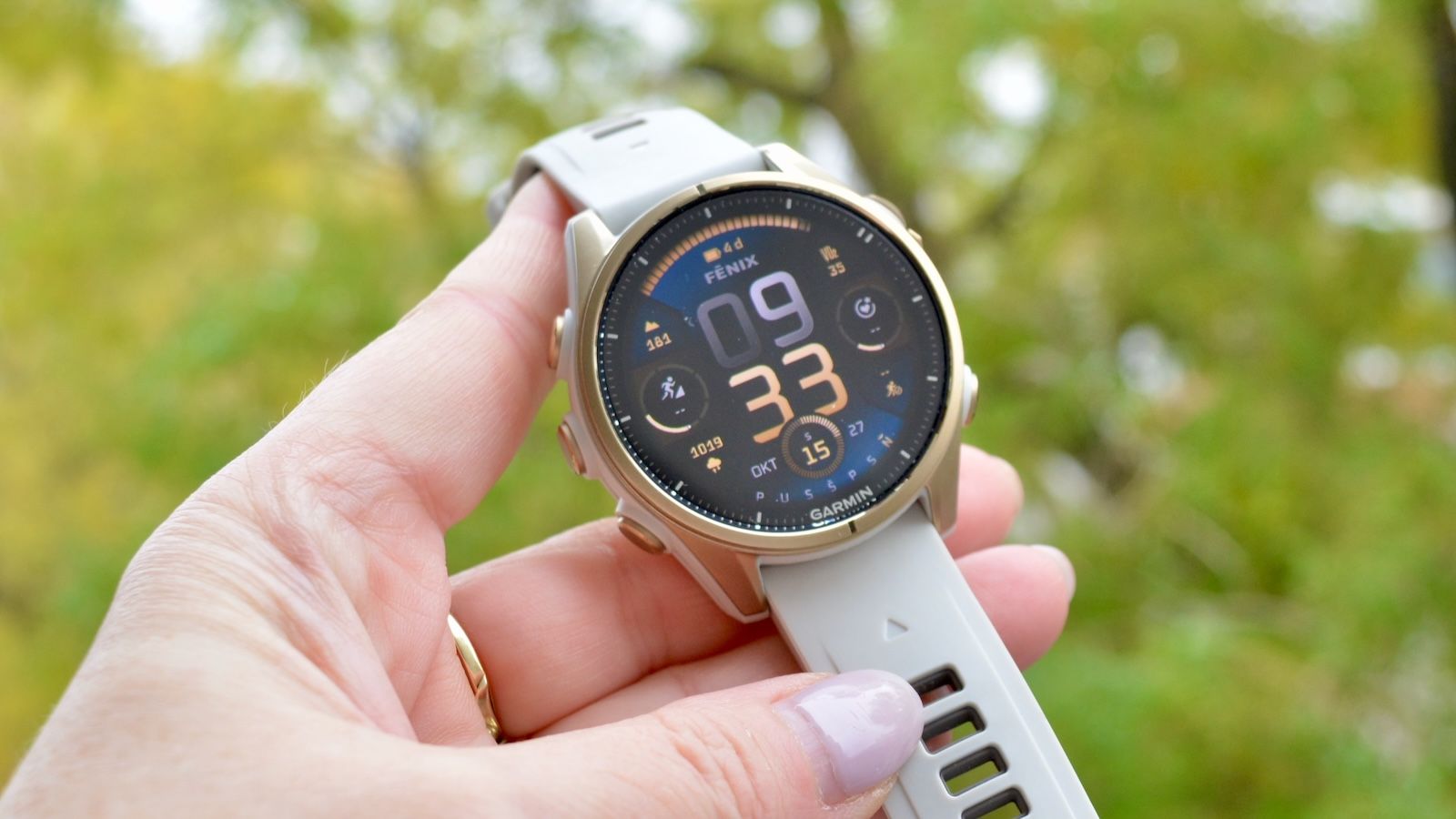 Garmin potvrdil chybu hodiniek Fenix 8. Displej svieti naplno a míňa batériu