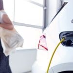 ¿Cómo instalar un punto de recarga para un coche eléctrico en casa?