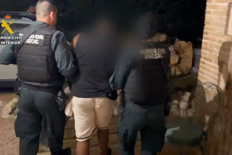 La Guardia Civil incauta casi tres toneladas de cocaína y cuatro fusiles de asalto ocultos en una casa rural en Guadalajara