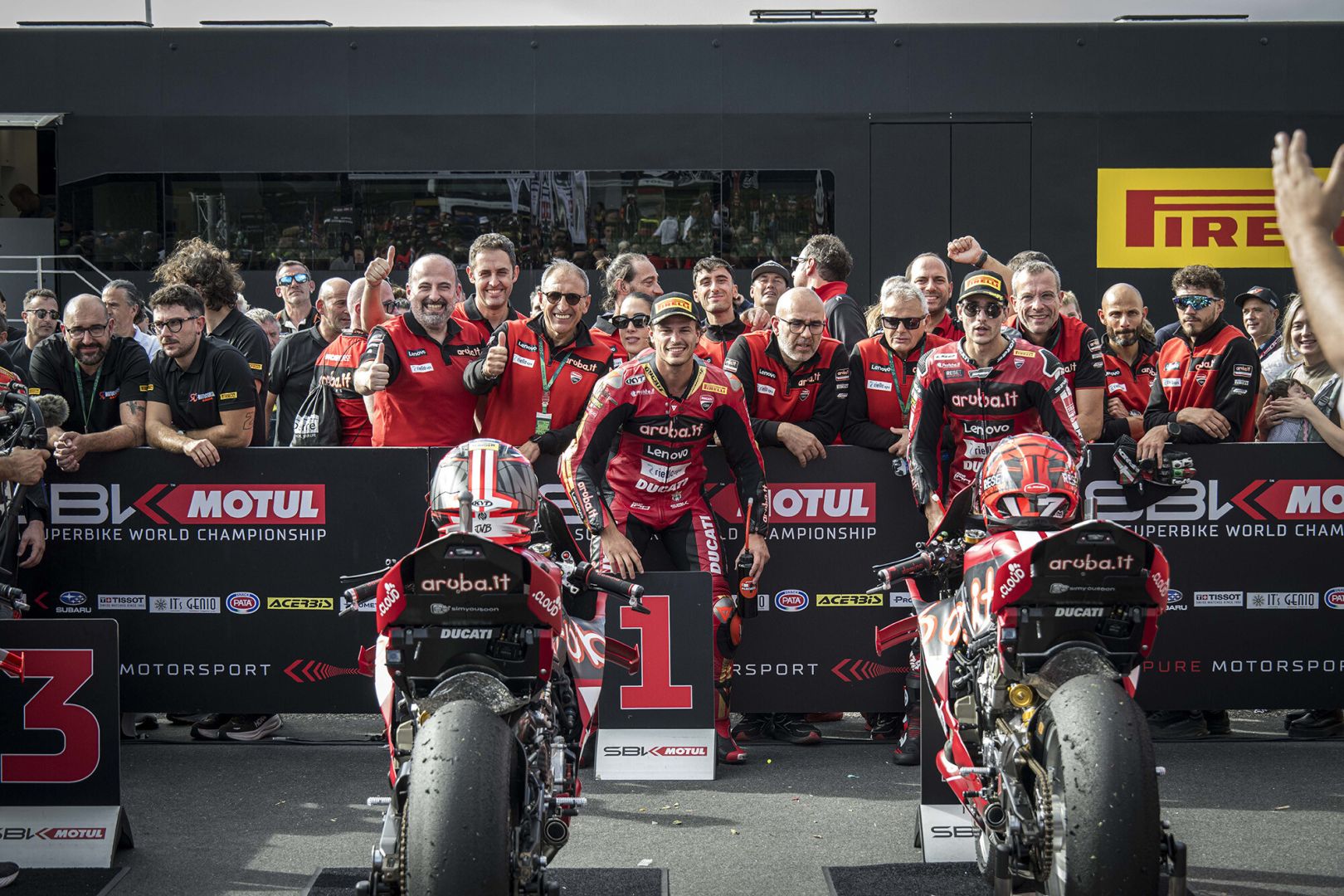 Bulega scrive un'altra pagina di storia in Superbike conquistando la ventinovesima vittoria stagionale. Lecuona completa la festa del team Aruba.it Racing – Ducati con il secondo posto in tutte le gare di Estoril.