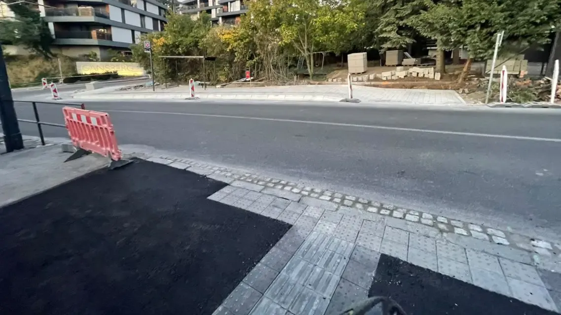 Jeséniova dostáva bezpečnejší prístup k zastávke MHD. Práce pokračujú