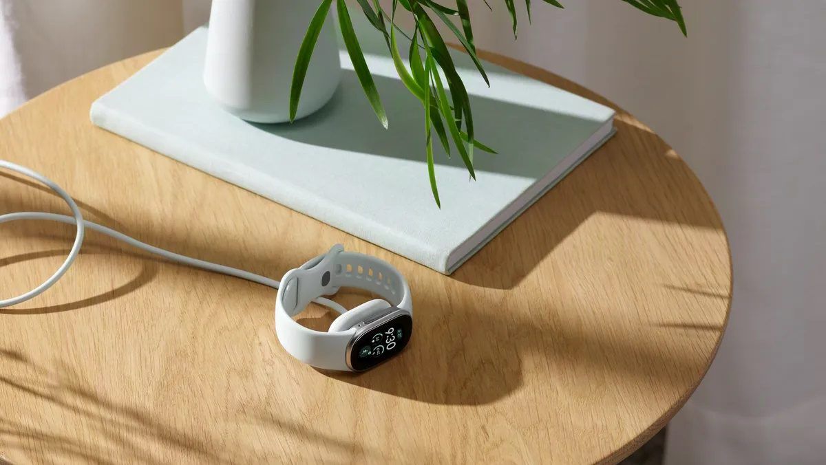 Google predstavil náramok Fitbit Edge. Ponúka GPS, EKG aj výdrž sedem dní