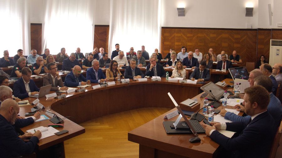 Iveco: Urso, “asset strategico per l’Italia. Impegni di Tata si traducano in un concreto rilancio industriale”