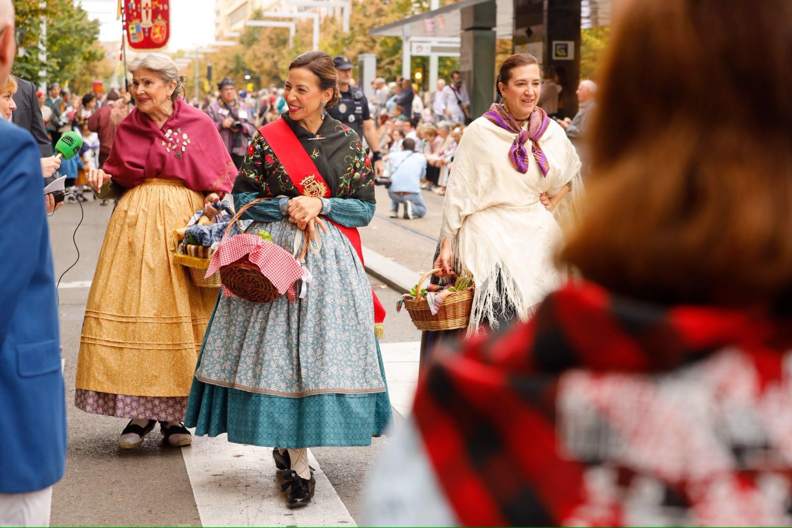La Ofrenda de Frutos más numerosa y participativa llena de folclore y tradición el centro de Zaragoza