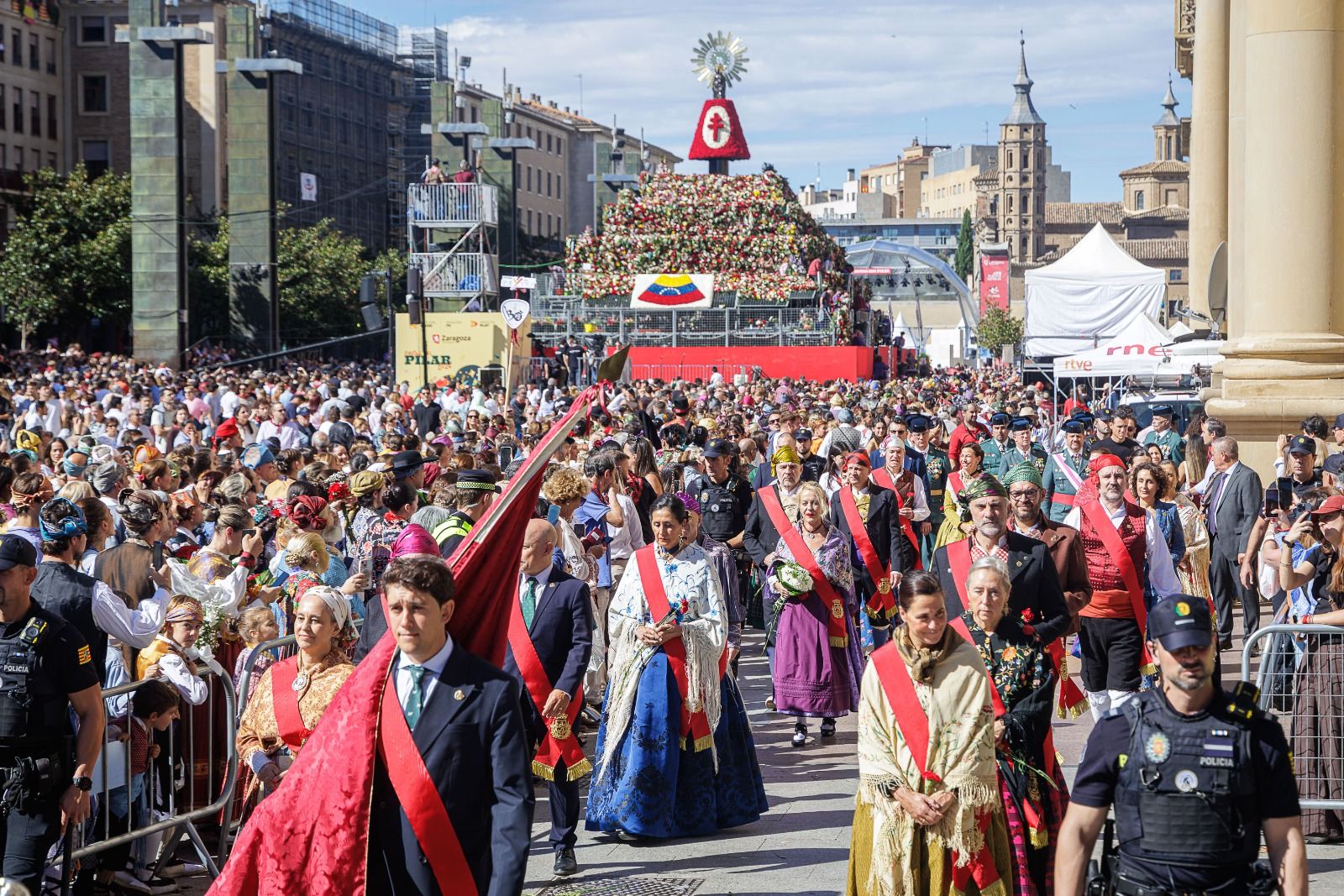 La Ofrenda de Flores reúne a 134.000 oferentes y más de 410.000 visitantes en la Plaza del Pilar en el día grande de Zaragoza