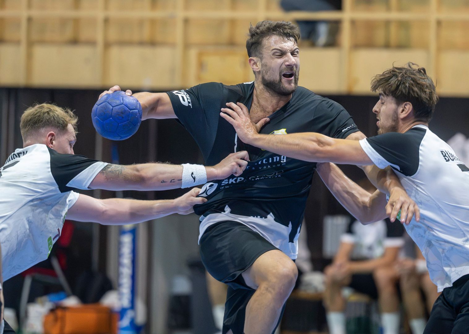 HANDBALL EXTRALIGA: SIEDME KOLO V PREDOHRÁVKE PRE LÍDRA, PRED KAMERAMI DUEL TOPOĽČIAN A NOVÝCH ZÁMKOV