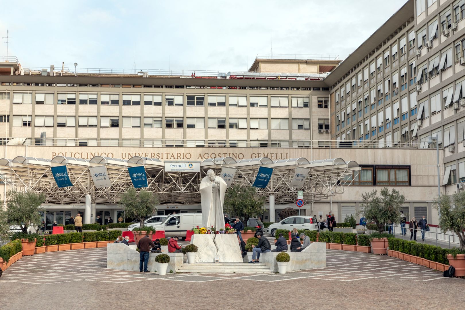Decorso post-operatorio regolare, il Papa ha ripreso a camminare e ad alimentarsi