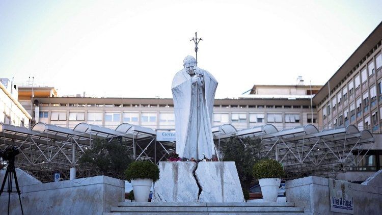 Il Papa al Gemelli ha ripreso l’attività lavorativa. Il decorso procede regolarmente
