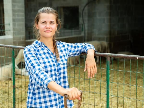 Varuhinja ob svetovnem dnevu kmetic: delo na kmetiji mora spremljati tudi socialna varnost