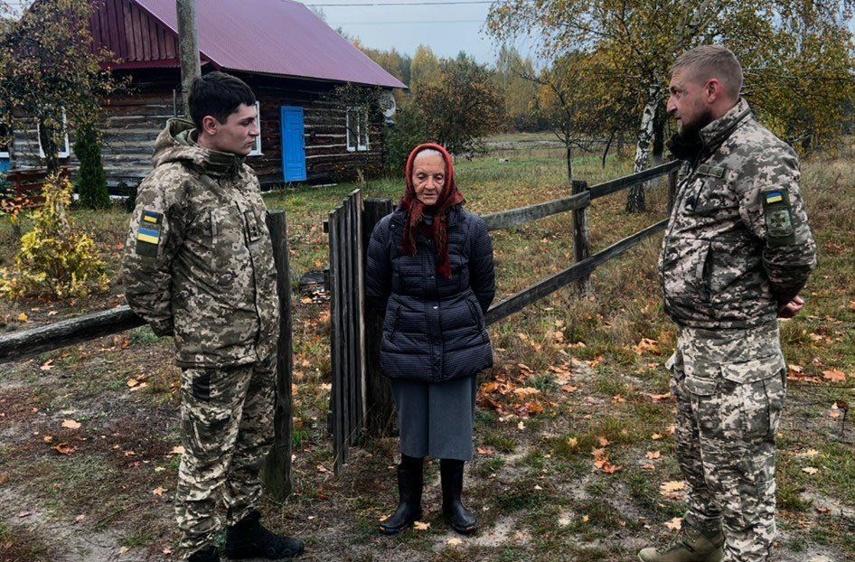 (ВІДЕО) На Волині прикордонники врятували пенсіонерку, яка пішла по гриби та заблукала
