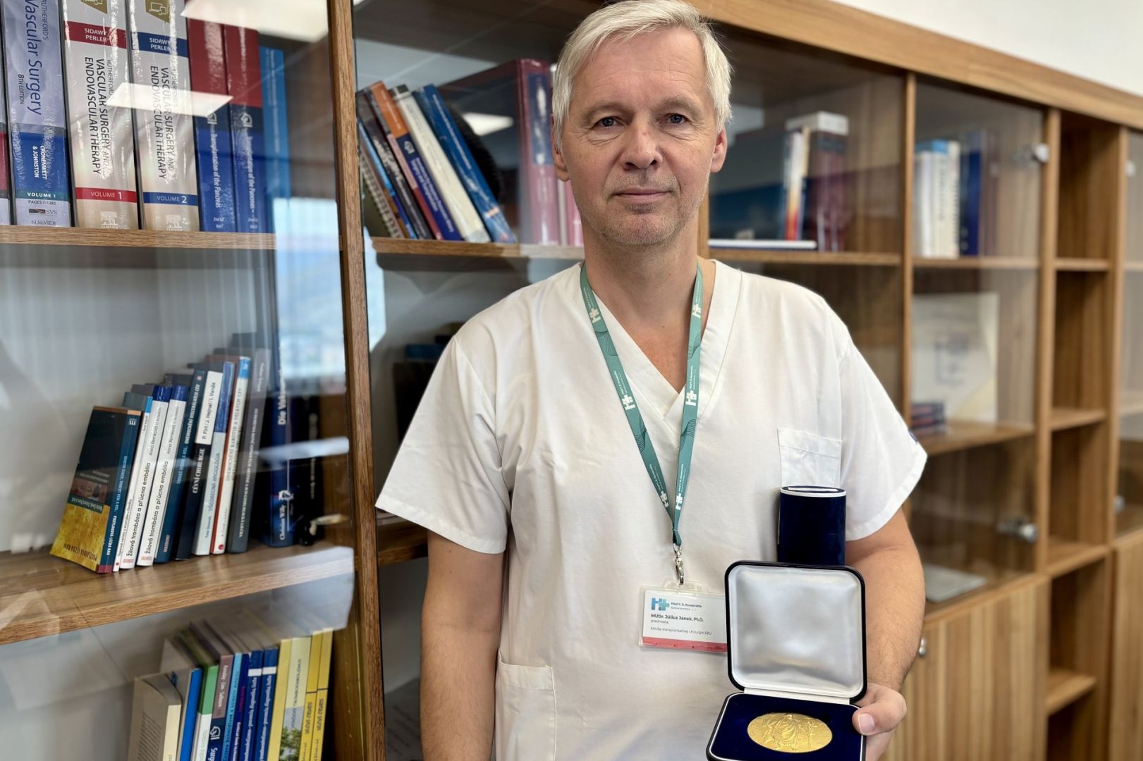 Zlatá medaila za celoživotný prínos k transplantológii. Prednosta Janek bol ocenený
