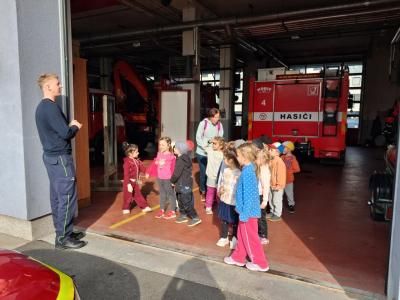 Včelky z MŠ Schulhoffova na exkurzi u hasičů