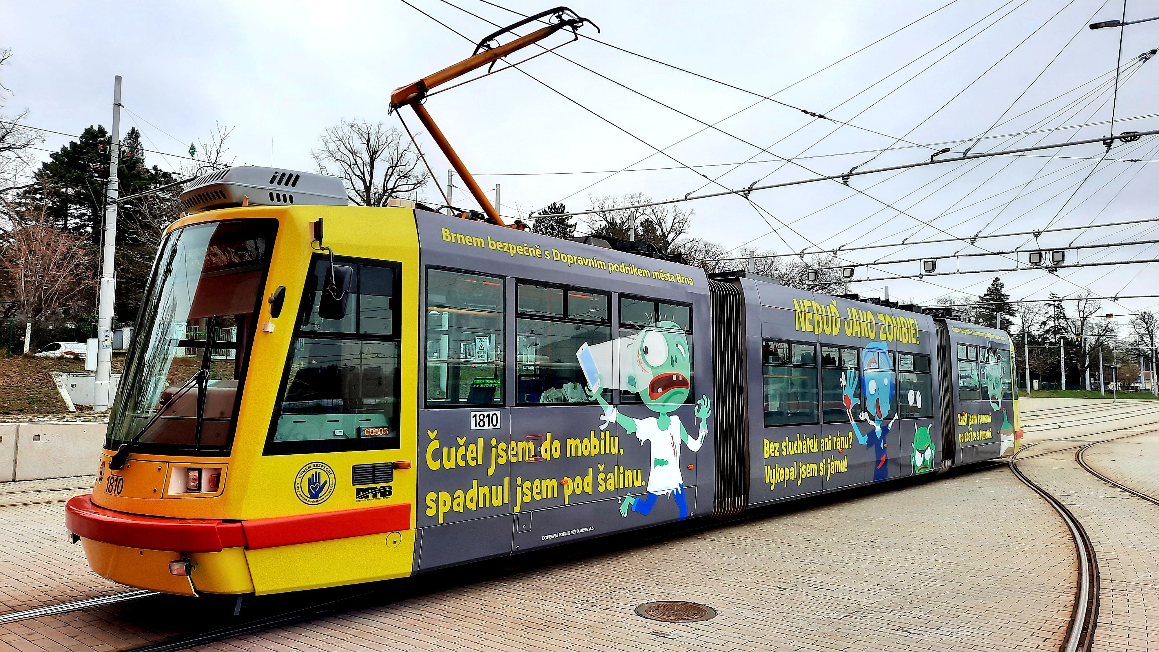 Dopravní podnik města Brna naplno rozjíždí bezpečnostní kampaň, dnes v pisárecké vozovně pokřtil „zombie“ tramvaj
