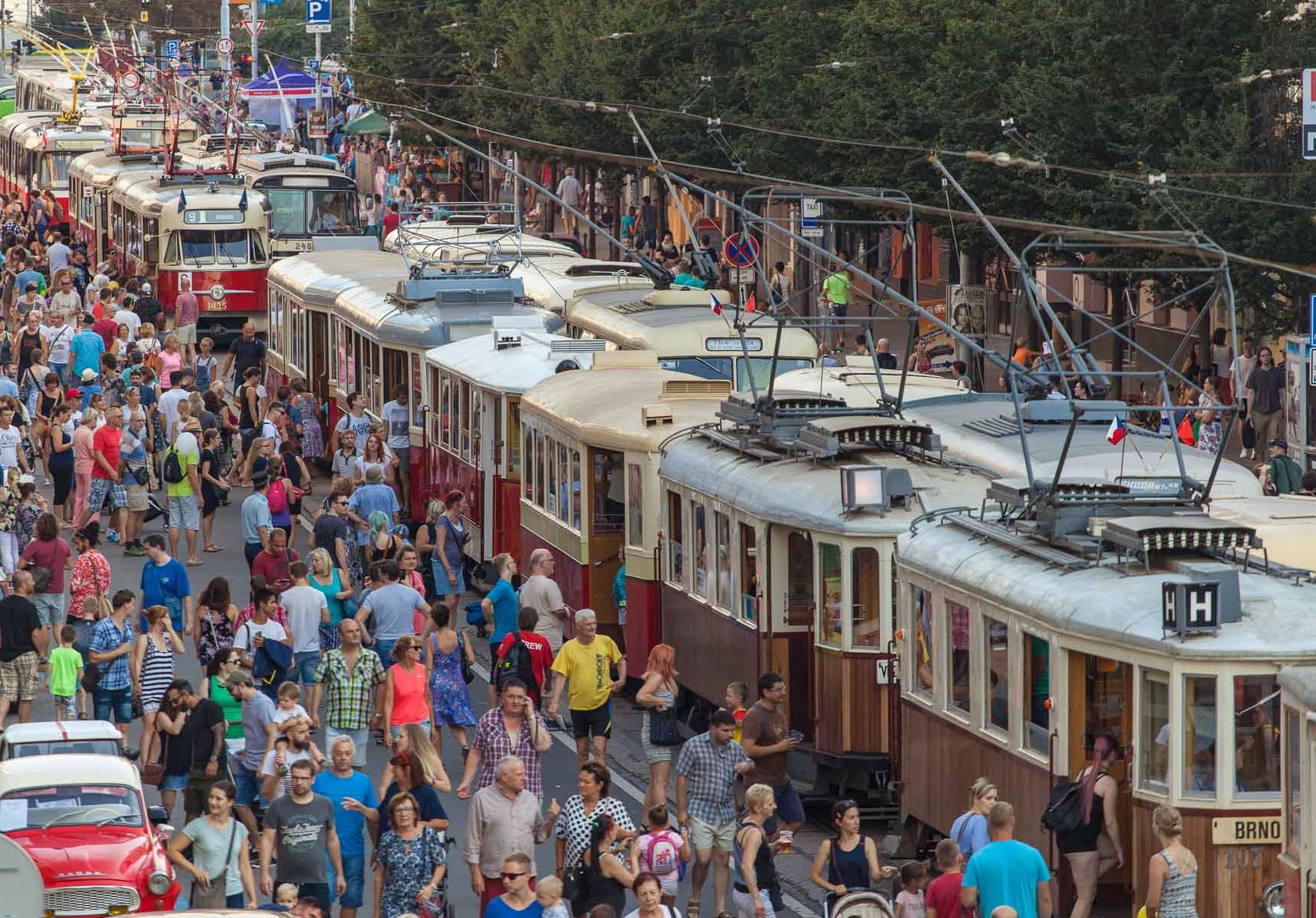 Od šalin přes sněhové pluhy po popelářské vozy. Brno rozproudí velkolepá Streetparty Brno 2022 s defilé vozů městských firem