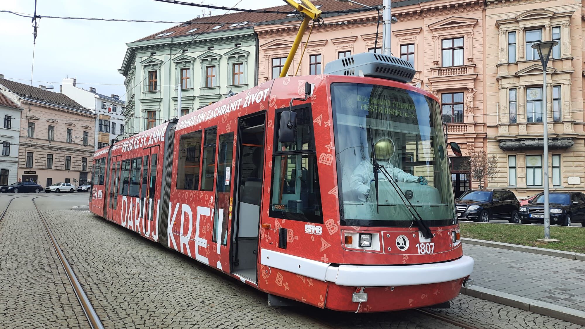 Fakultní nemocnice u svaté Anny v Brně má svou tramvaj, láká veřejnost k darování krve