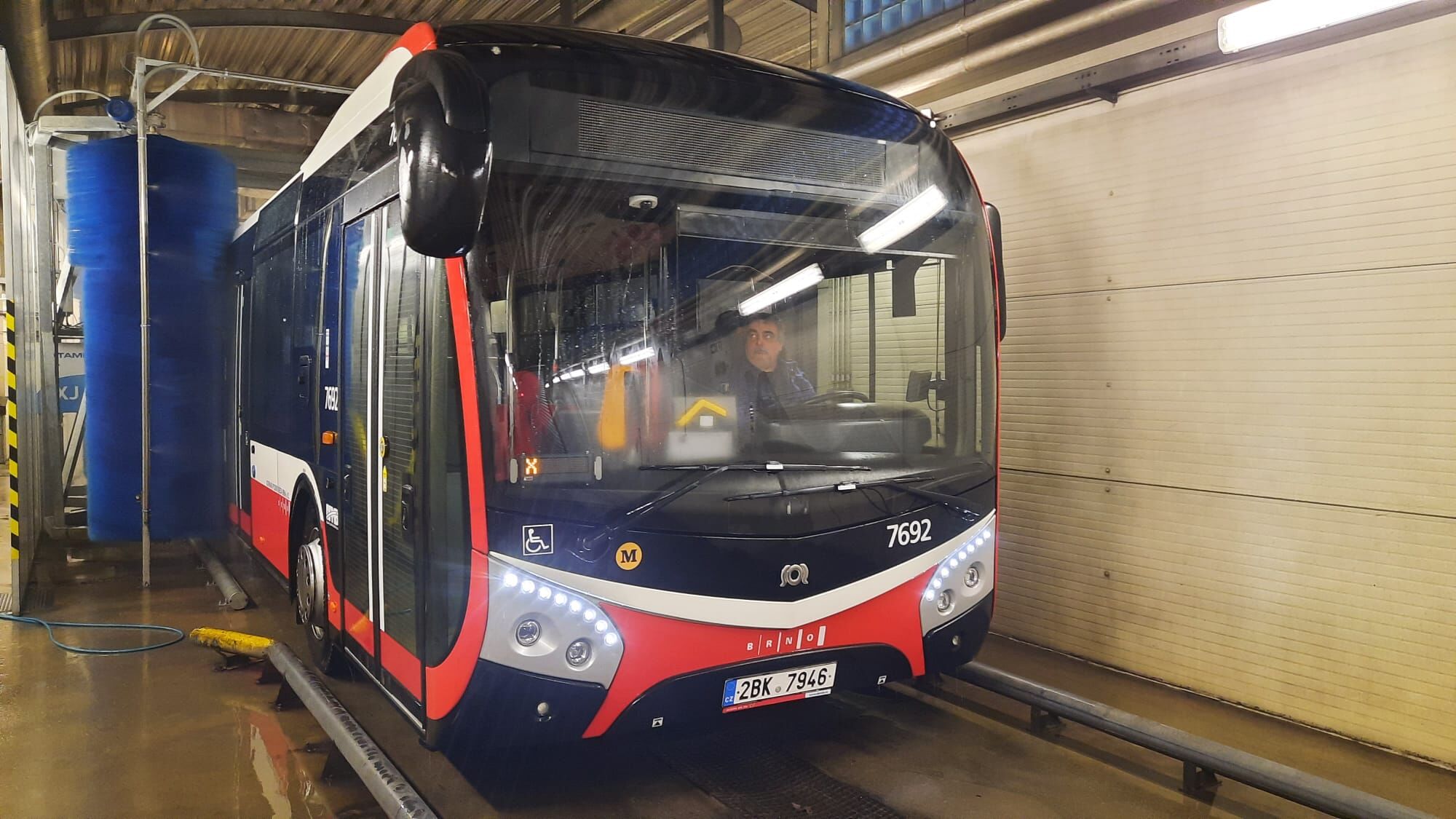 Dopravní podnik města Brna pořídil novou myčku autobusů, vozy jsou díky ní zářivější