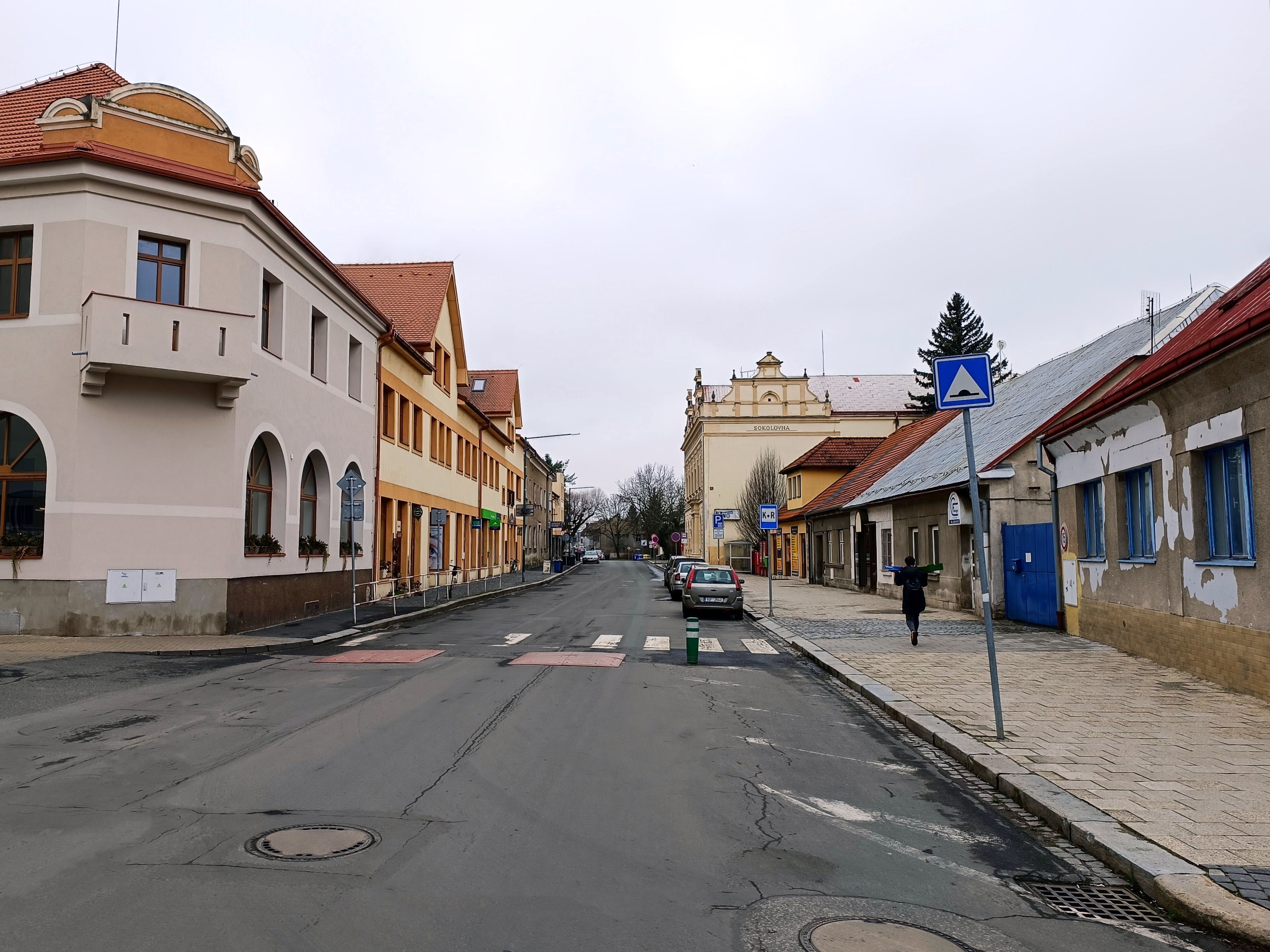 Ulice Tyršova bude mít nový chodník a parkovací stání