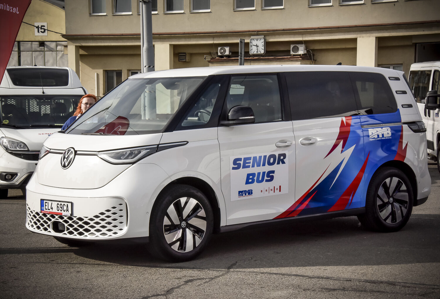 Dopravní podnik města Brna představil dva nové seniorbusy na elektrický pohon. V plánu má pořídit další i s výsuvnou plošinou