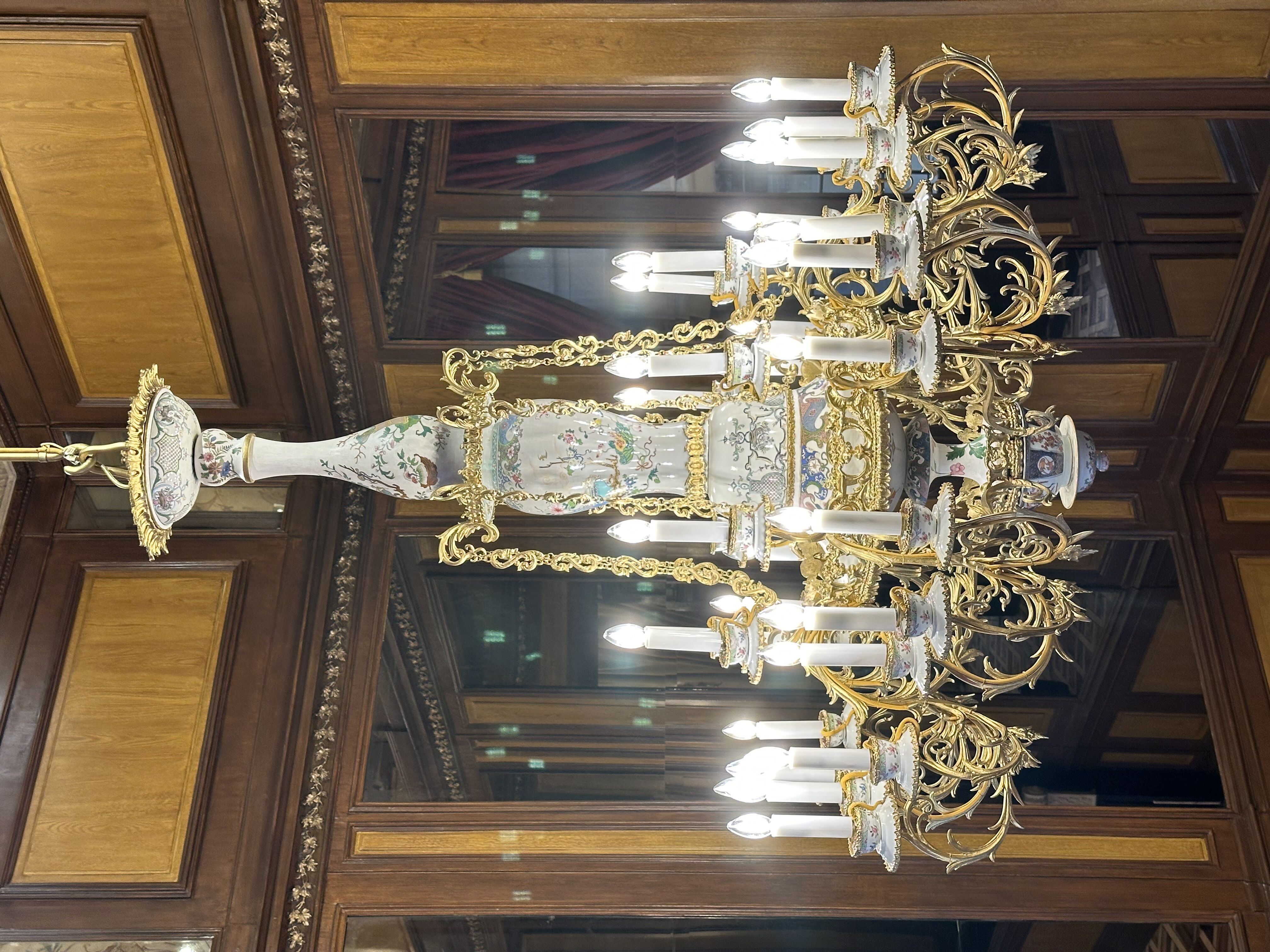 Sezónní výstava v Clam-Gallasově paláci přitahuje pozornost na unikátní lustr z čajového servisu