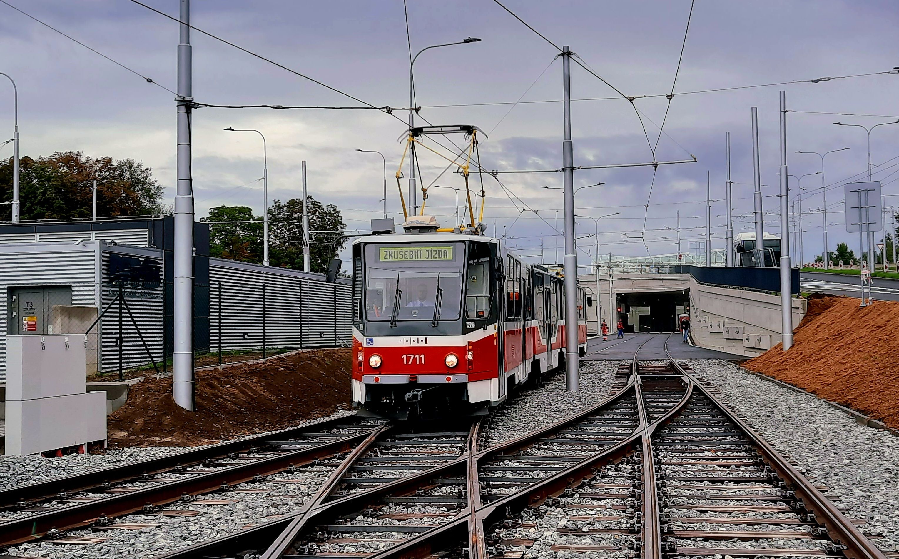 Nejdelším tramvajovým tunelem v Česku vyjely první vozy, stavba vstupuje do ověřovacího režimu
