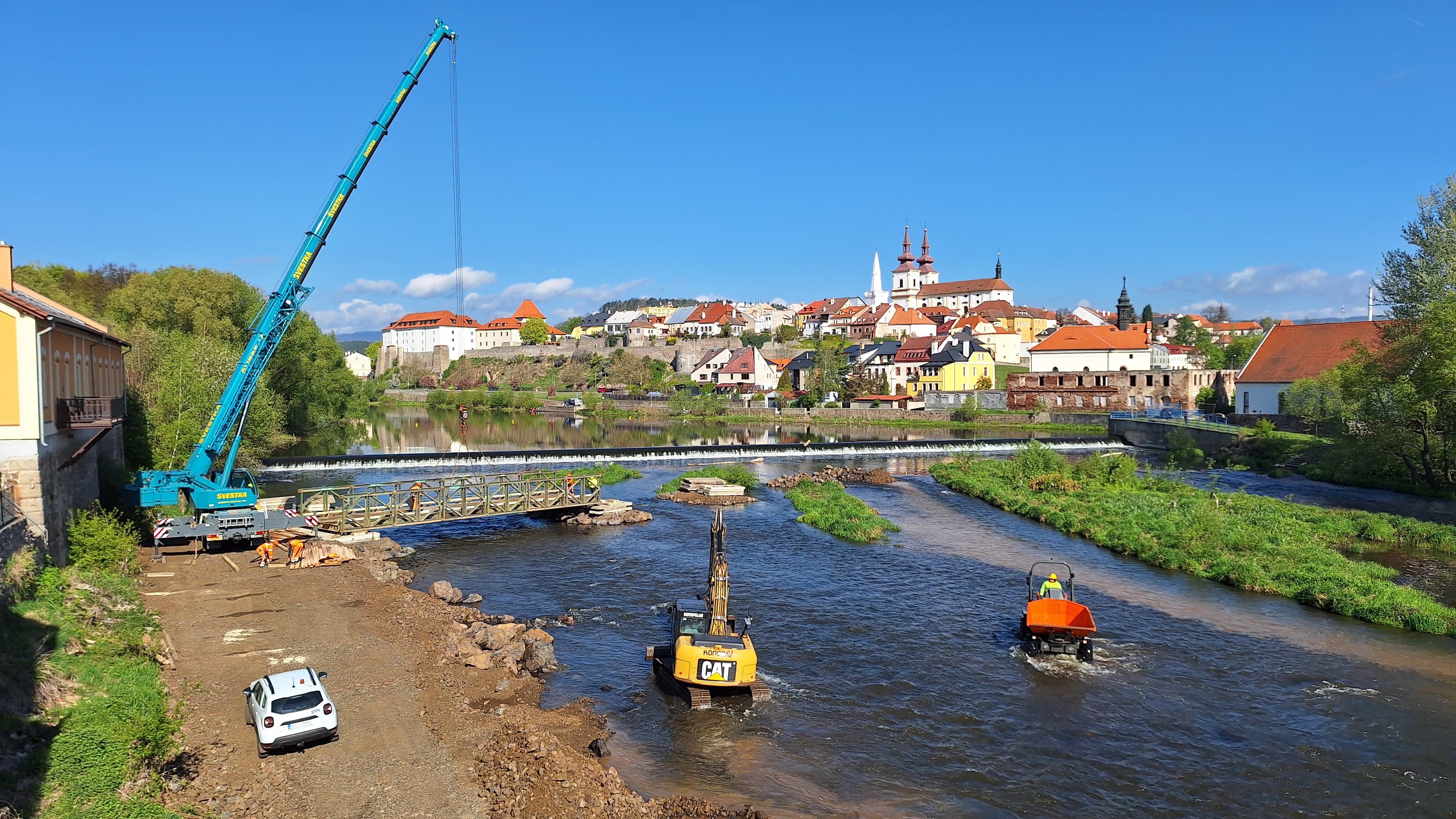 U dolního jezu v Kadani osazujeme mostní provizorium
