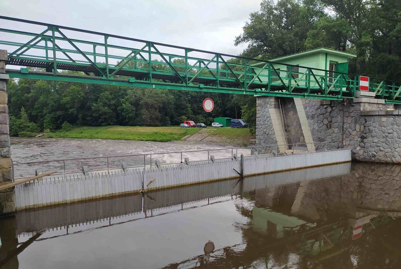 Na jezu v Doksanech jsme demontovali provizorní hrazení, na údržbě budeme pokračovat za vhodných hydrologických podmínek