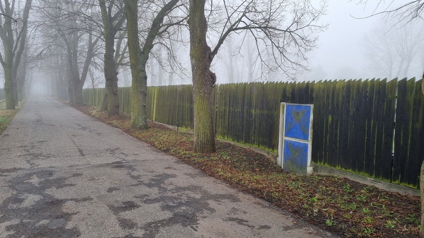 Oplocení u hřiště AFK Nymburk se rozpadá a město hledá firmu, která to napraví