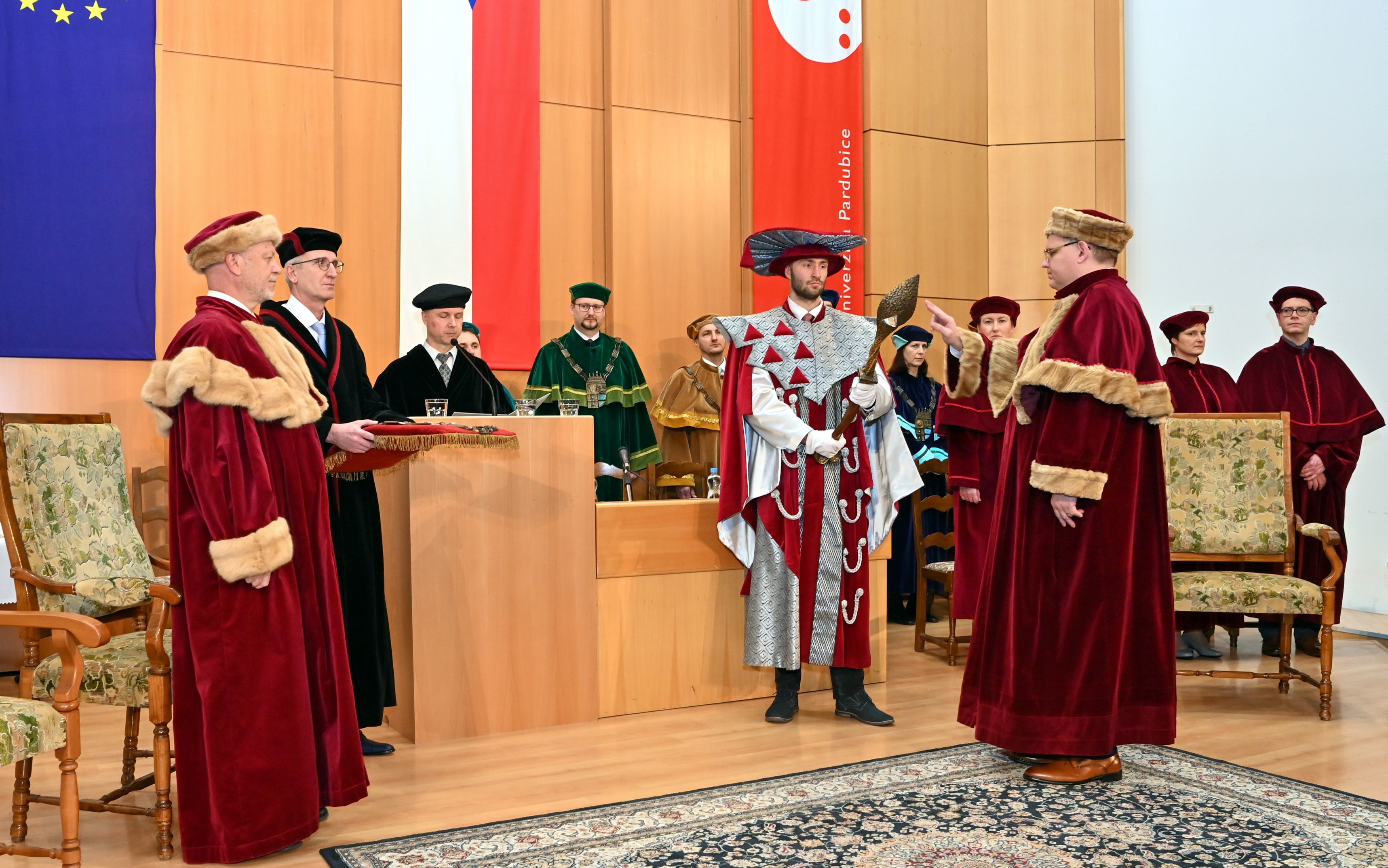 Slavnostní inaugurací se funkce rektora Univerzity Pardubice ujal prof. Libor Čapek