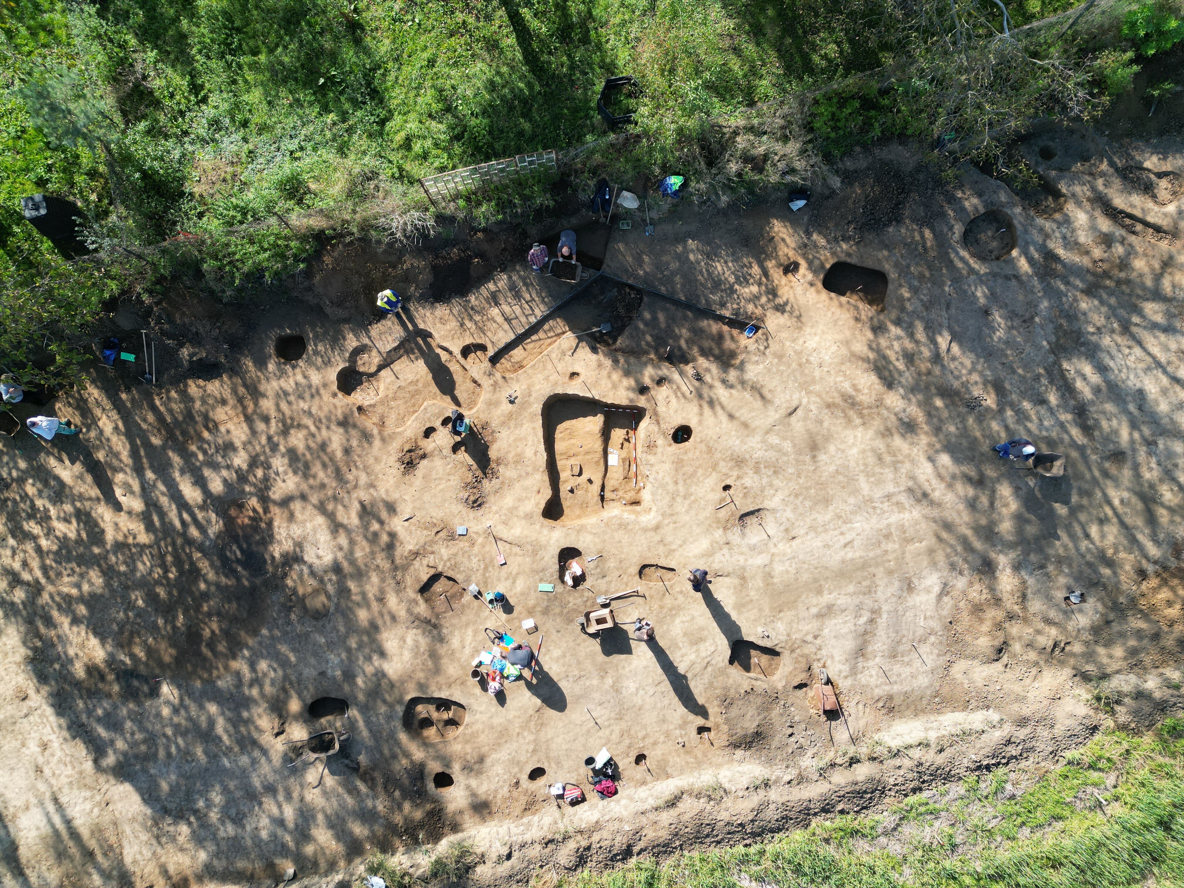 Archeologové objevili unikátní žárové pohřebiště Keltů, slovanské hroby z Velkomoravské říše a sídliště z mladší doby kamenné
