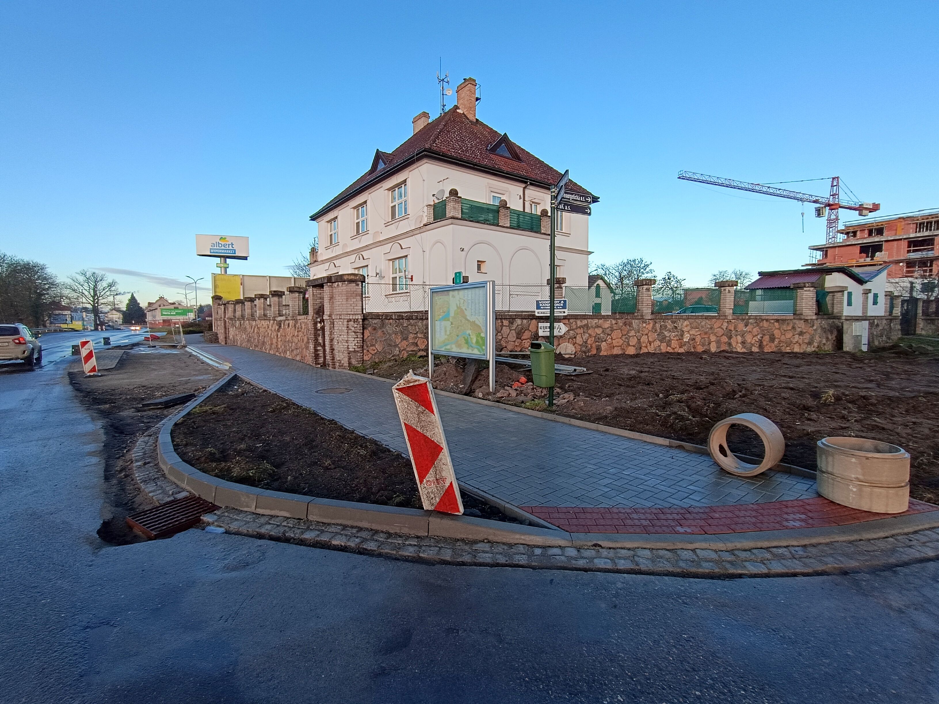 Zastávky u hypermarketu v ulici Poděbradská jsou ve výstavbě