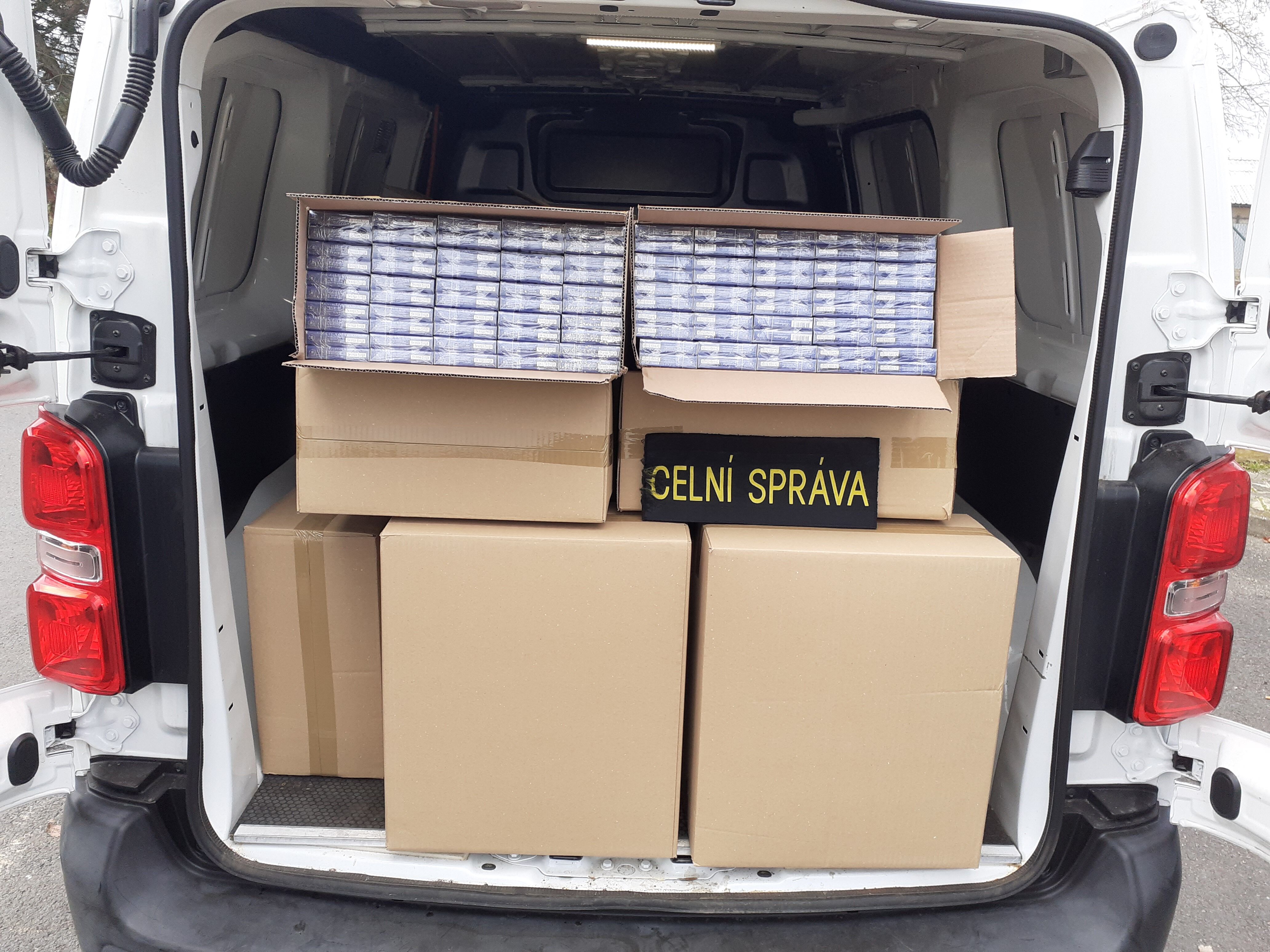 Karlovarští celníci zajistili při jedné kontrole 300 tisíc kusů neznačených cigaret