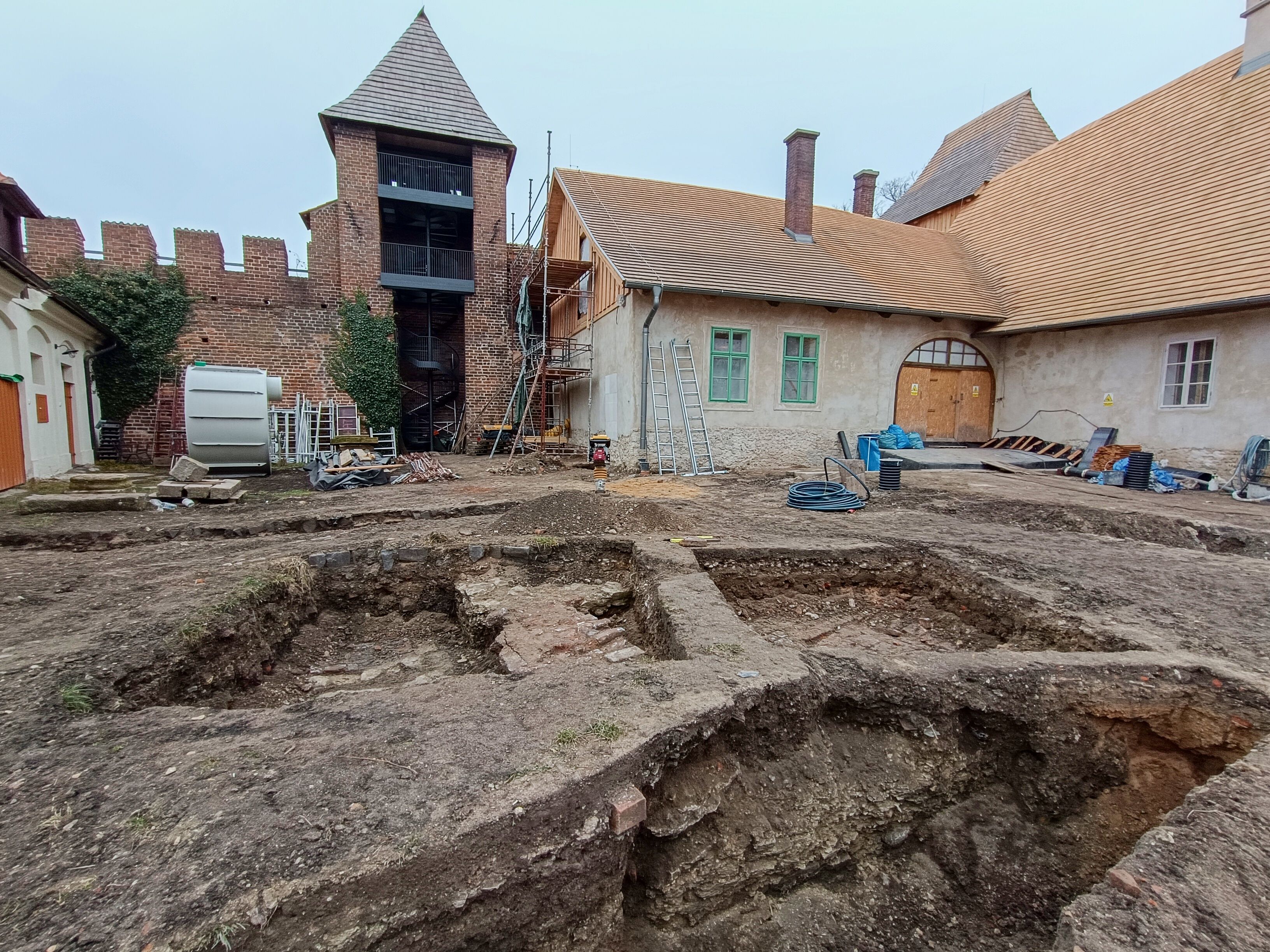 Revitalizace Starého děkanství rychle postupuje