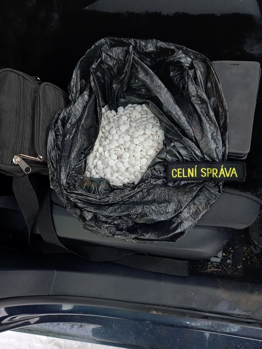 Dealera drog i řidiče pod vlivem OPL celníci předali policii