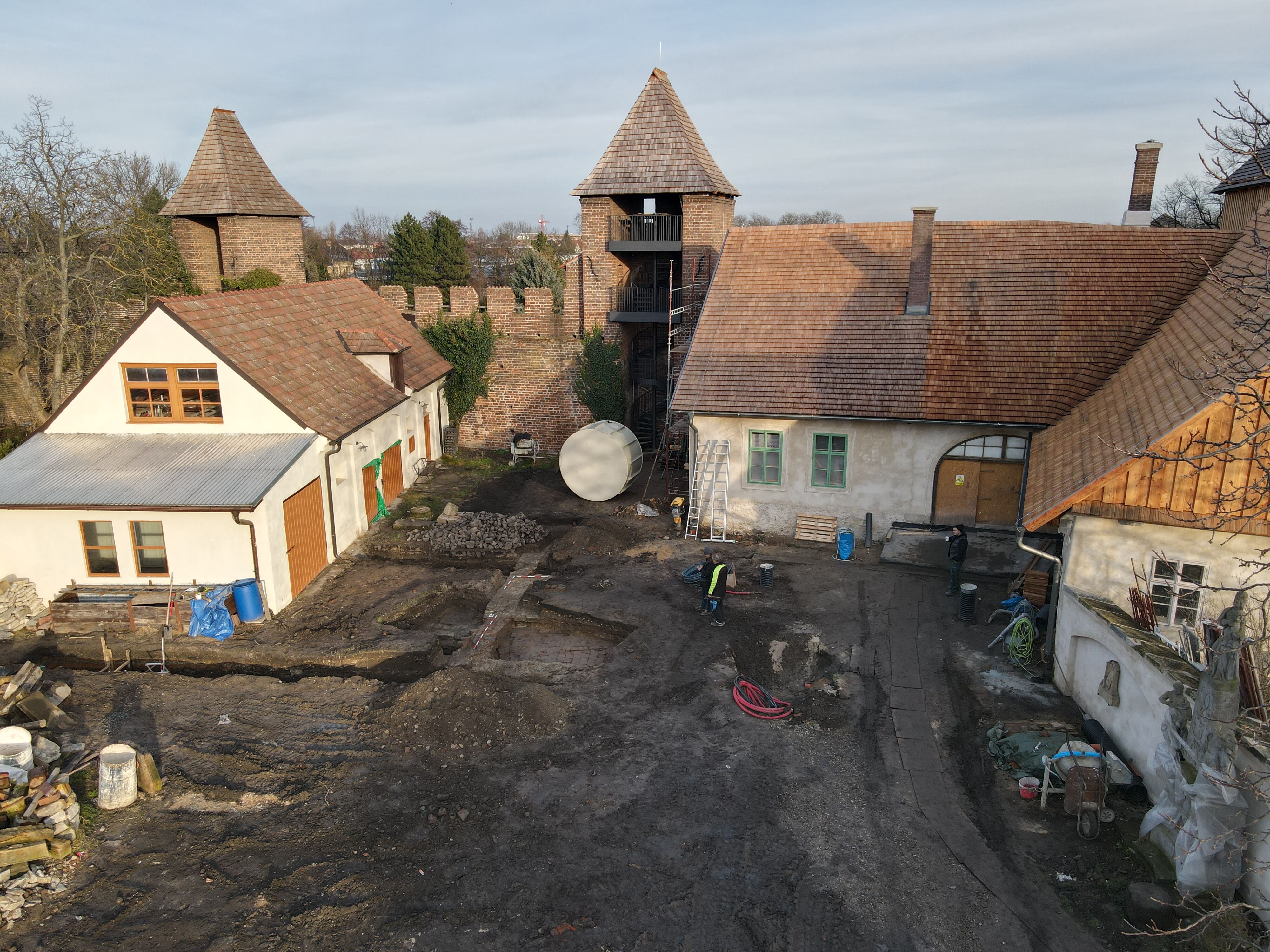 Archeologický výzkum v areálu Starého děkanství odhalil zdivo z 15. století a vzácné mince