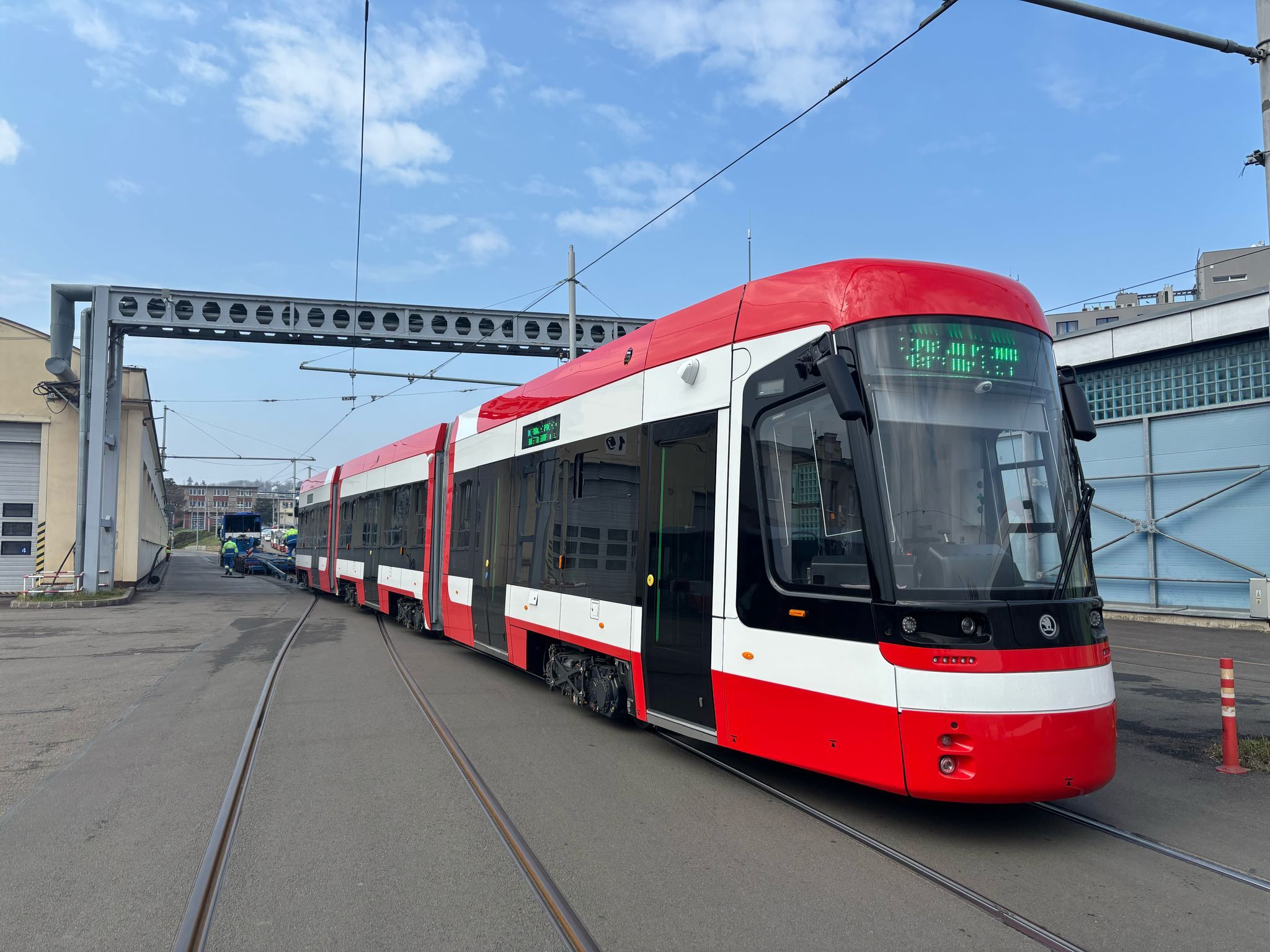 Do Brna dorazila první z patnácti nových tramvají Škoda ForCity Smart 45T