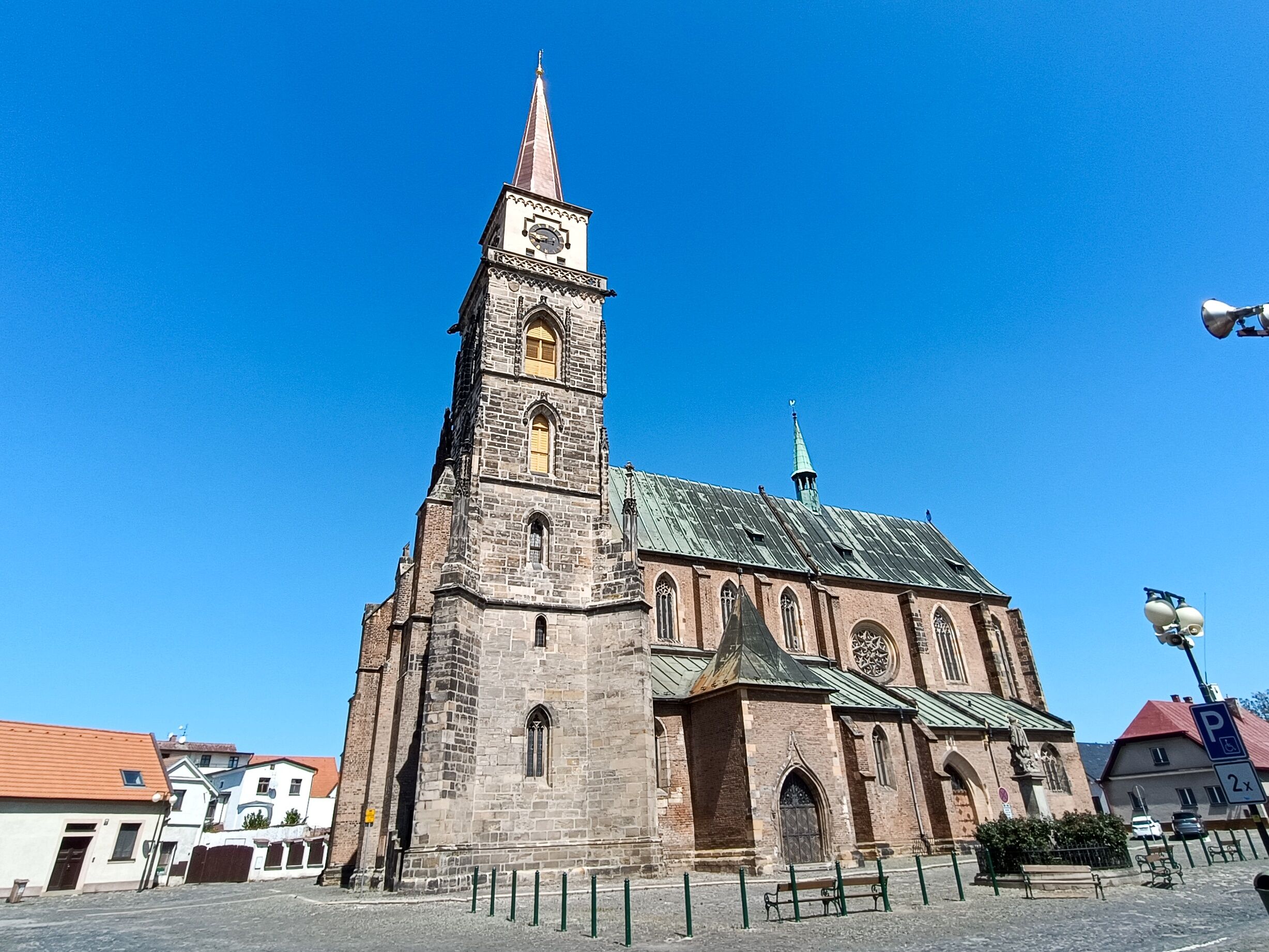 Kostel sv. Jiljí bude nasvícen červeně na podporu pacientů s hemofilií