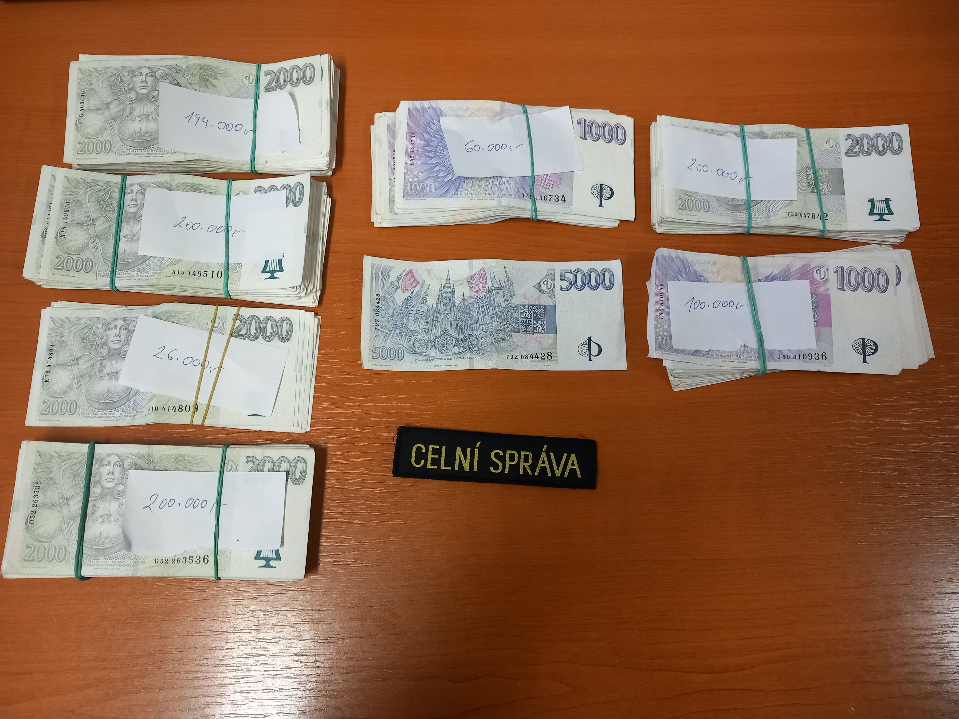 Celníci nalezli u cizince milion korun, původ finančních prostředků nedokázal vysvětlit