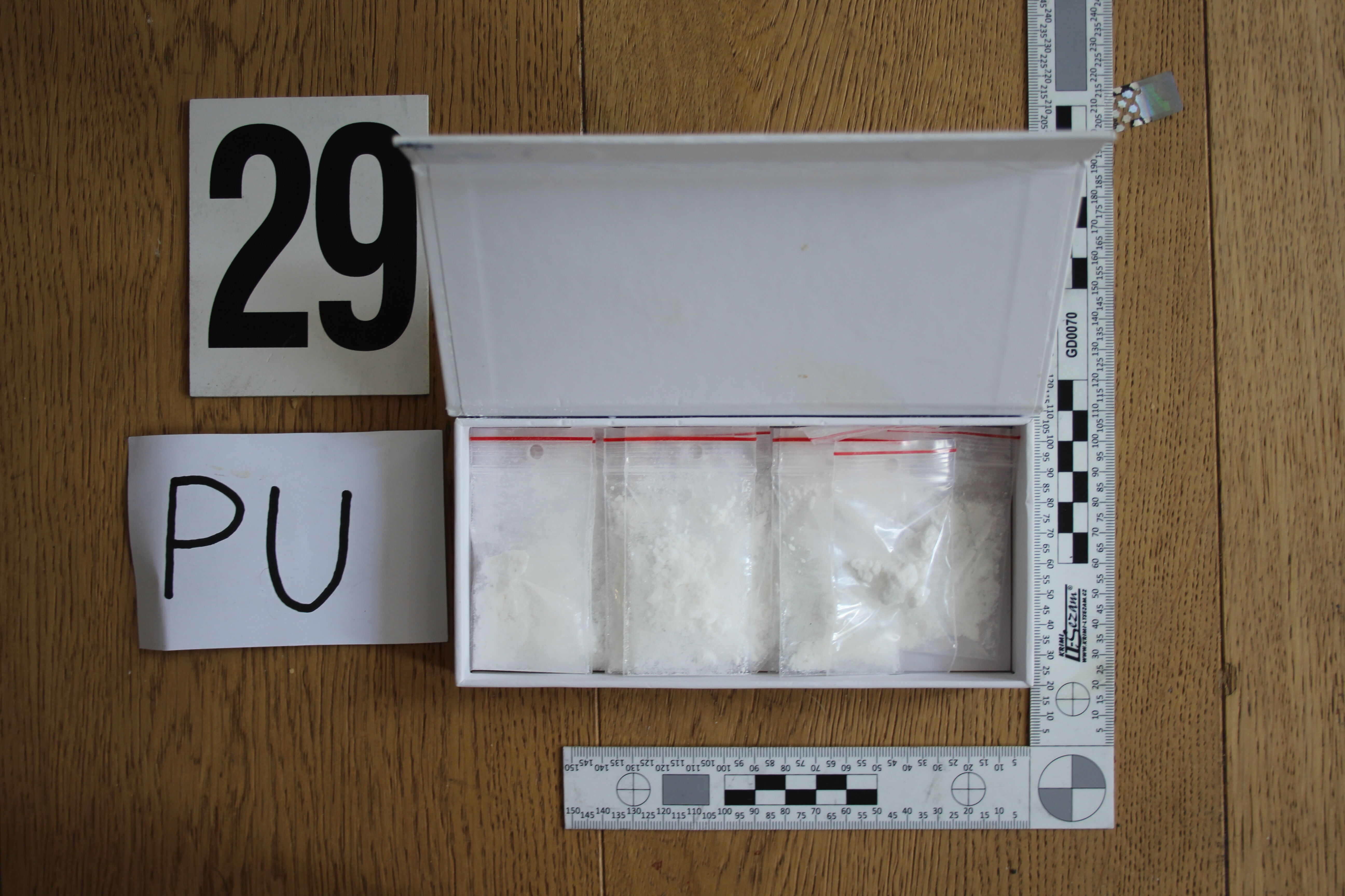 Síť dealerů rozpletena, ke koupi nabízeli kokain, MDMA, ale i anabolika