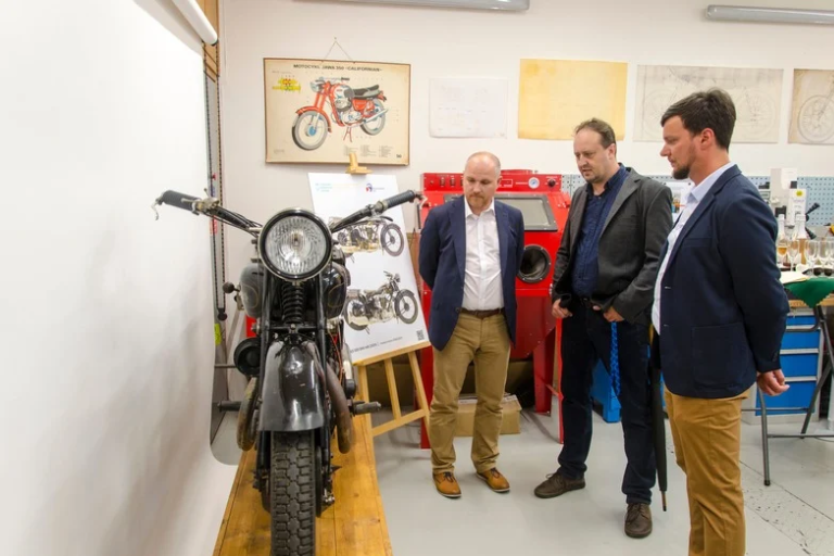 Fakulta strojní VŠB-TUO představila další zrestaurované historické motocykly