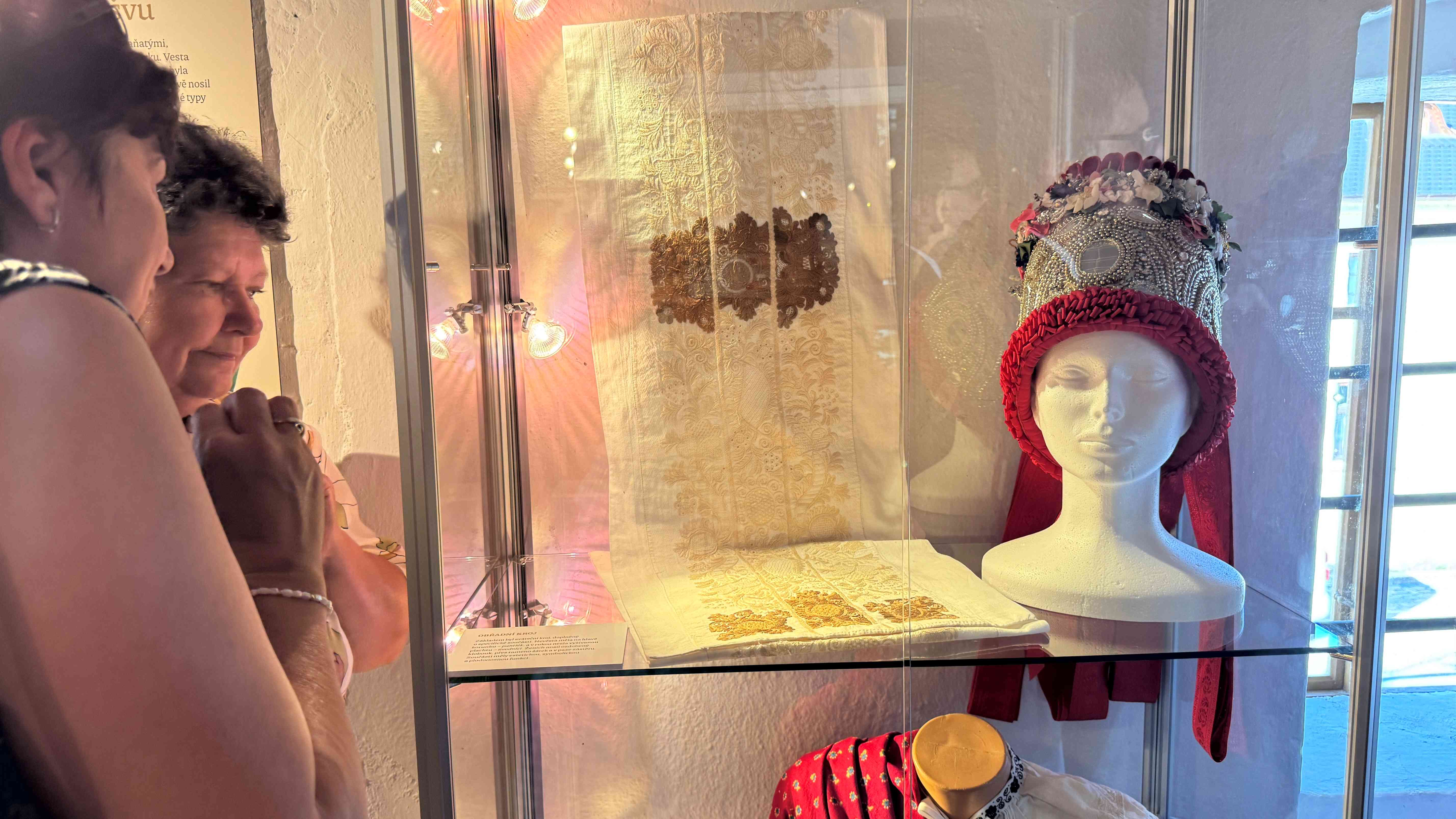 Hanácký kroj v proměnách času. Muzeum v přírodě nabízí novou výstavu o lidovém oděvu