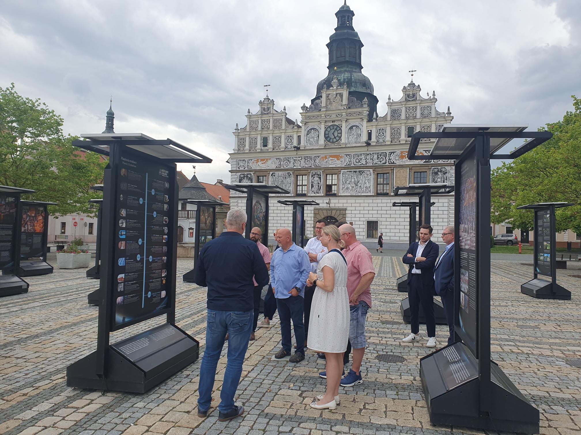 Na Masarykově náměstí ve Stříbře je přímo před radnicí volně přístupná výstava „Udržitelnost & civilizace“